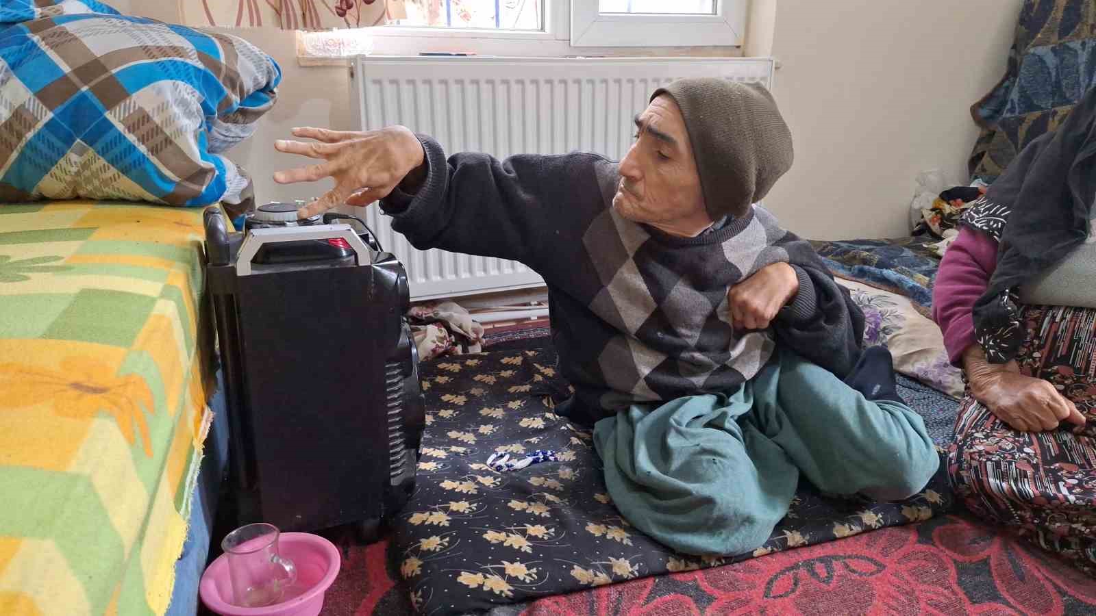 yasli kadin engelli ogluna 61 yildir bebek gibi bakiyor azmiyle ornek oluyor 1