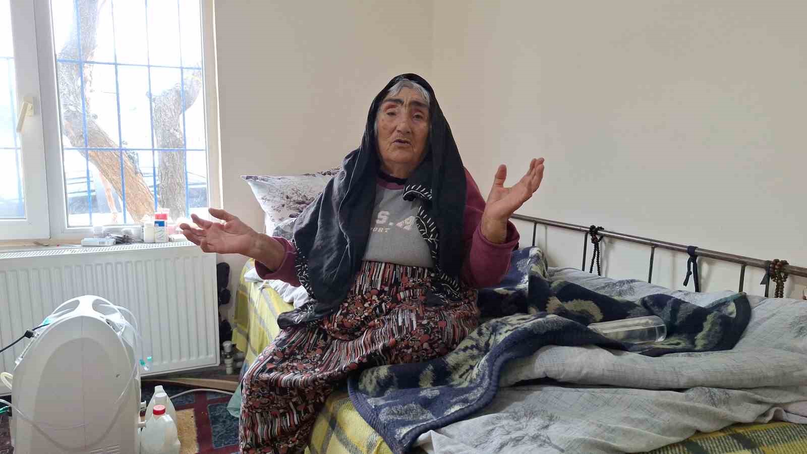 yasli kadin engelli ogluna 61 yildir bebek gibi bakiyor azmiyle ornek oluyor 2 NbFU4dDj