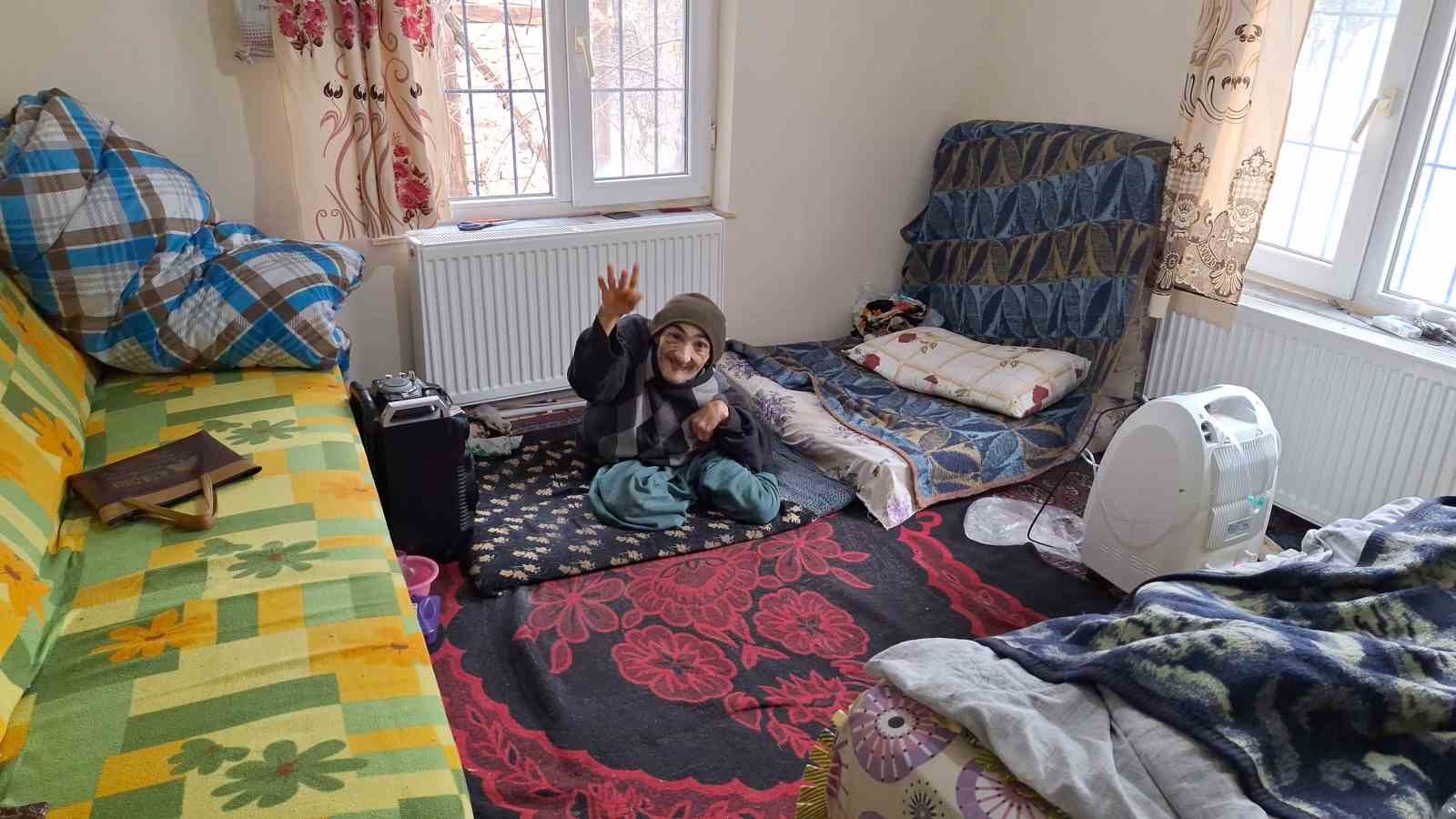 yasli kadin engelli ogluna 61 yildir bebek gibi bakiyor azmiyle ornek oluyor 3 5uK8B6gX