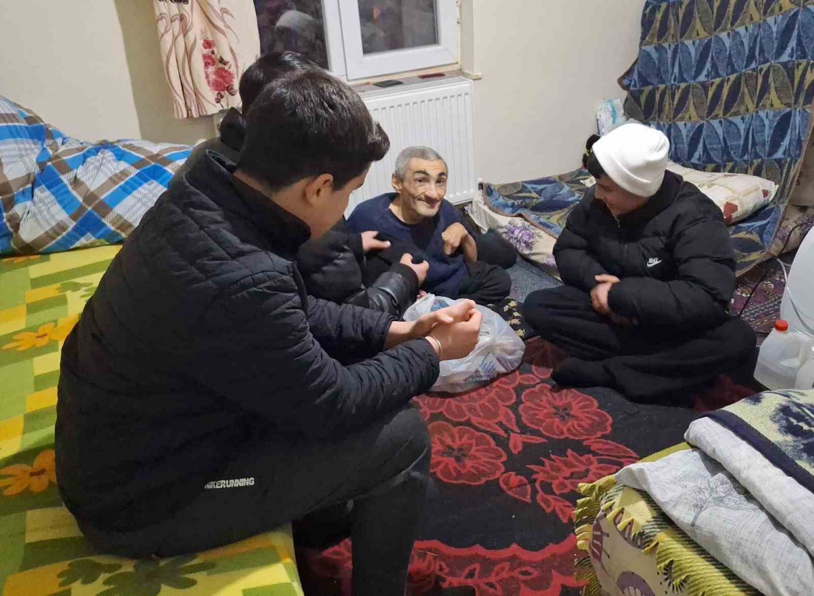 yasli kadin engelli ogluna 61 yildir bebek gibi bakiyor azmiyle ornek oluyor 4 EzSG9nWA