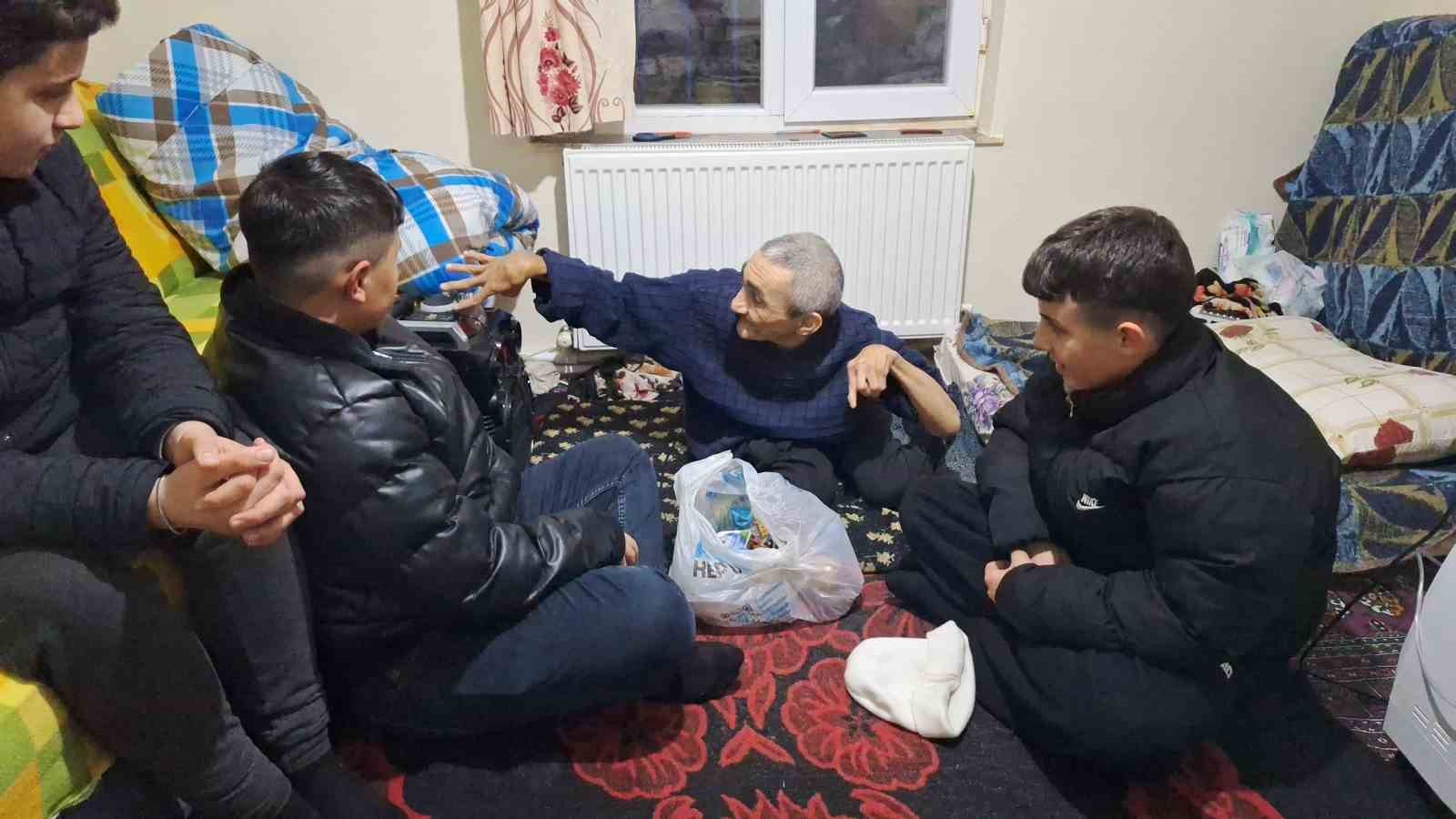 yasli kadin engelli ogluna 61 yildir bebek gibi bakiyor azmiyle ornek oluyor 5 vs6r8Wjk