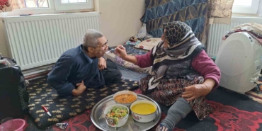 yasli-kadin-engelli-ogluna-61-yildir-bebek-gibi-bakiyor-azmiyle-ornek-oluyor-gBEkRU4N.jpg