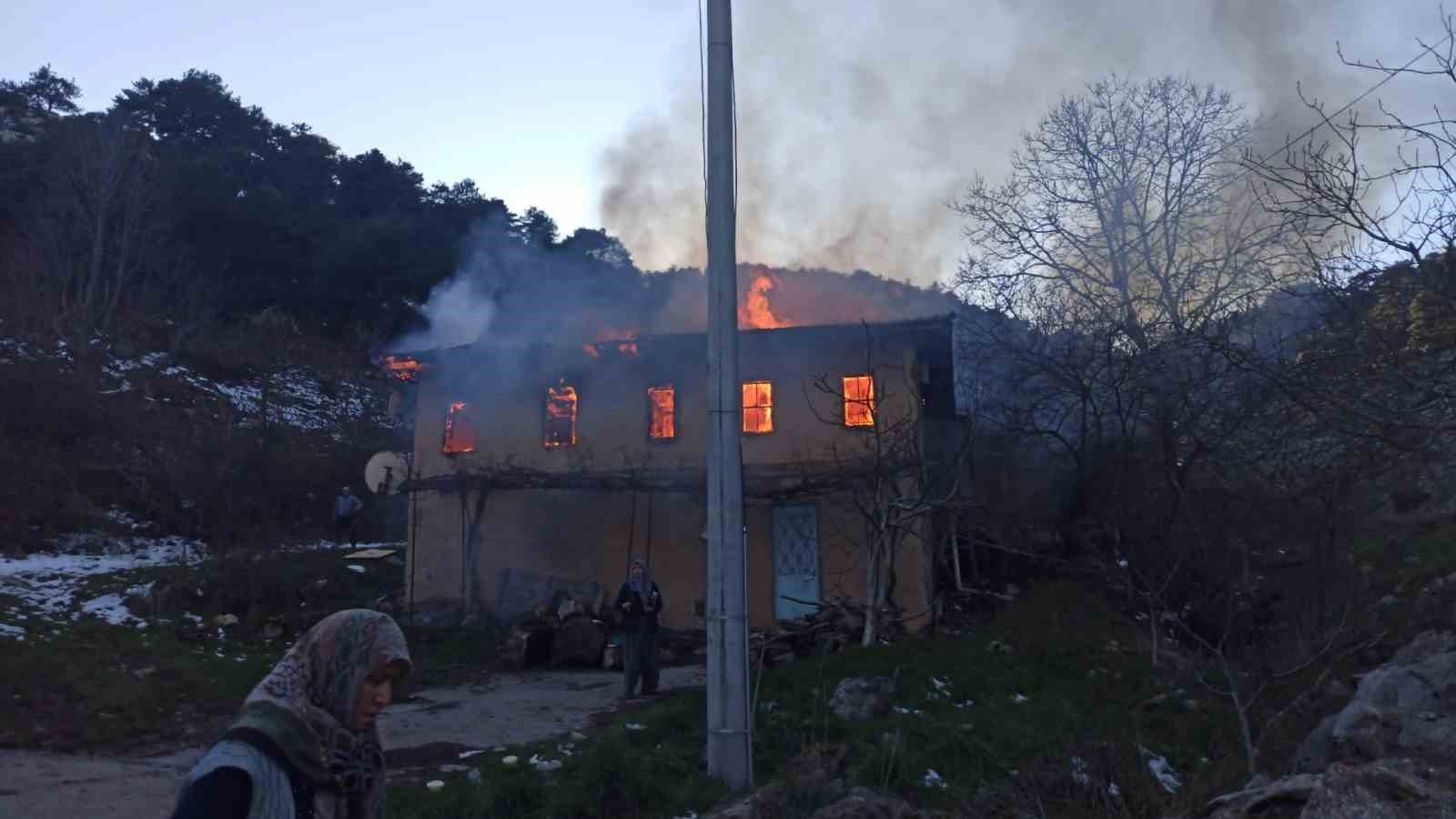yasli kadin evinde cikan yanginda hayatini kaybetti 1