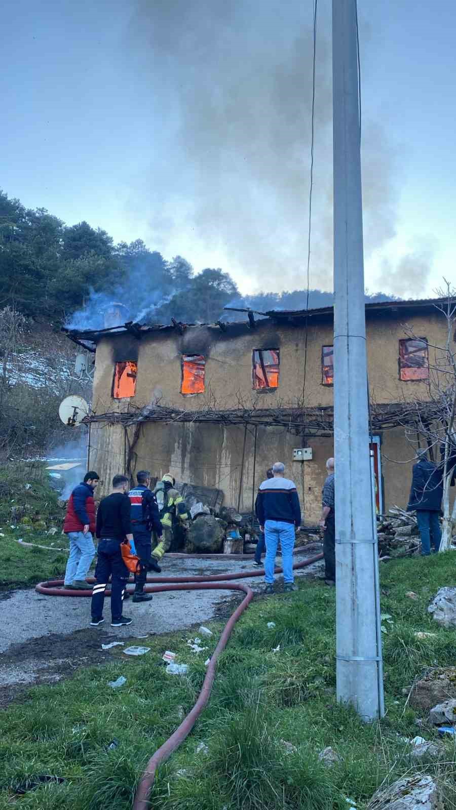 yasli kadin evinde cikan yanginda hayatini kaybetti 4 aJYyivCW