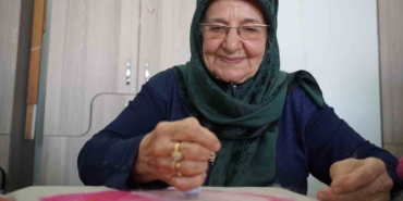 yasli-kadin-genclik-hayalini-gerceklestiriyor-rIPTryfh.jpg