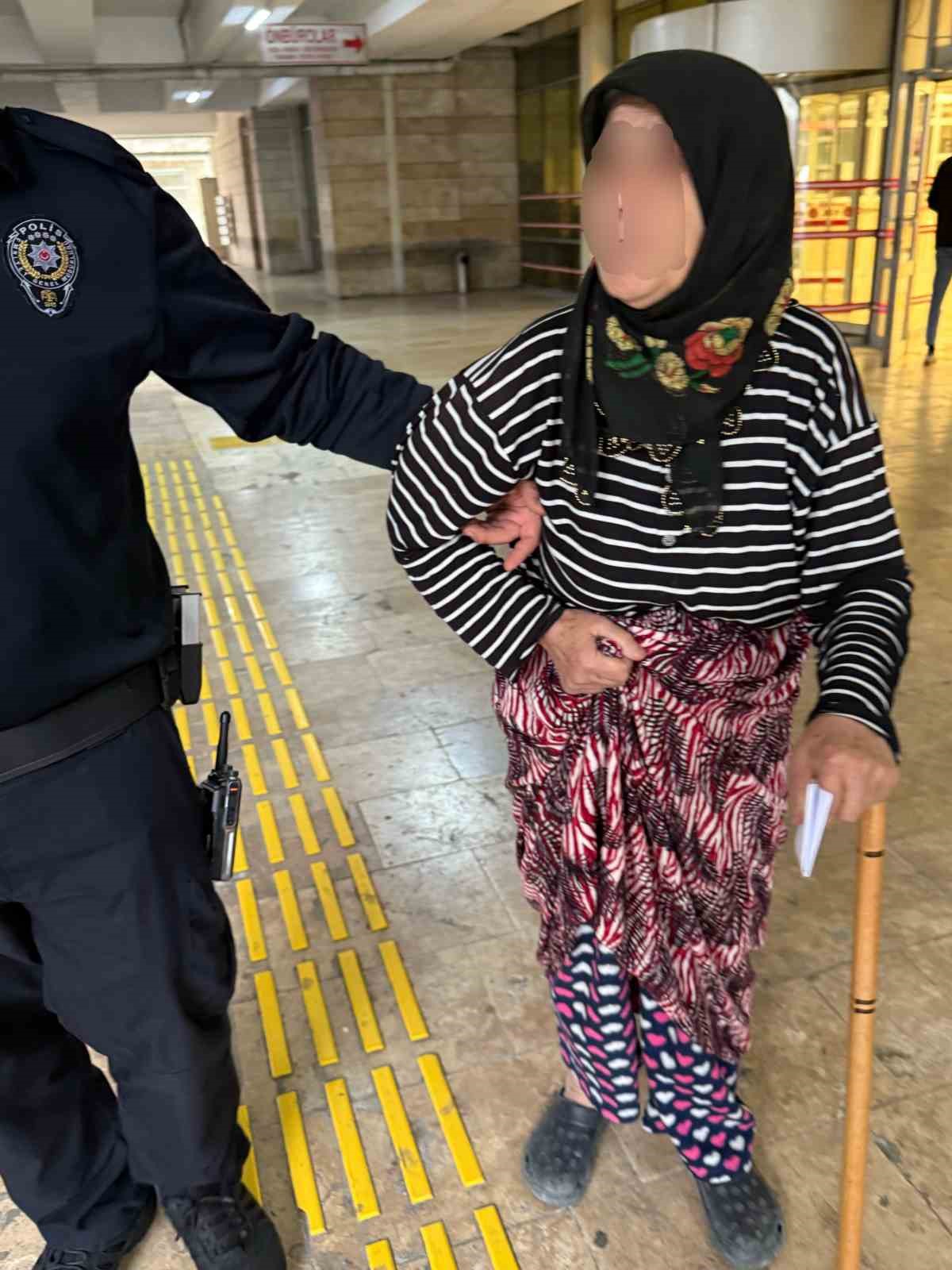 yasli kadin kendisine terlik atan yegenini bicakladi 1 iWe1e5NN