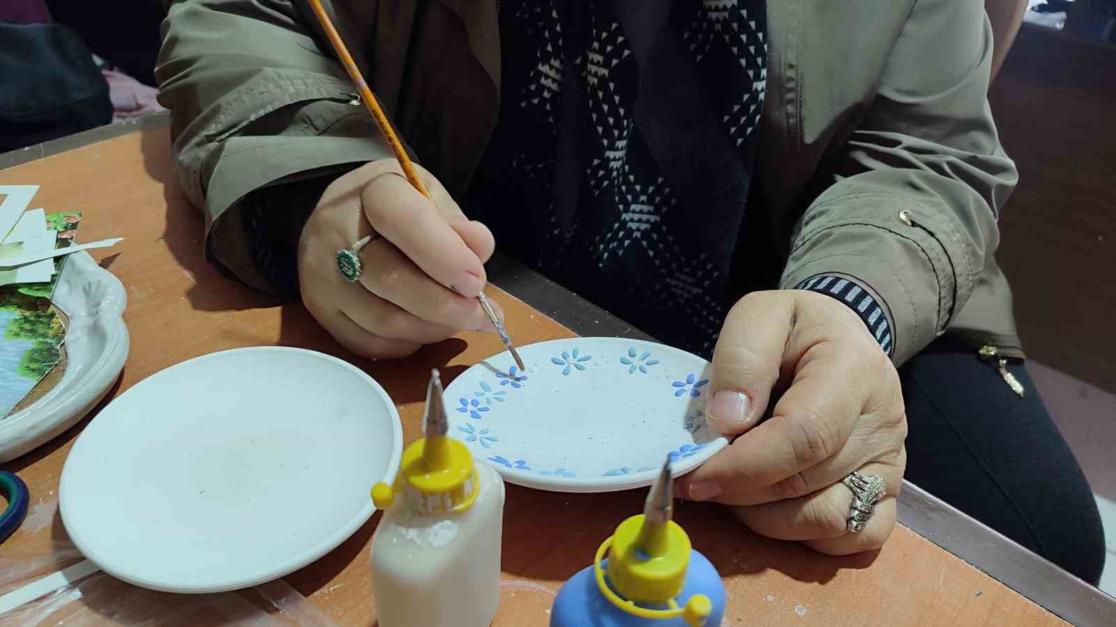 yasli kadin kurslarda ureterek huzur buldu 1 dUUBlDgk