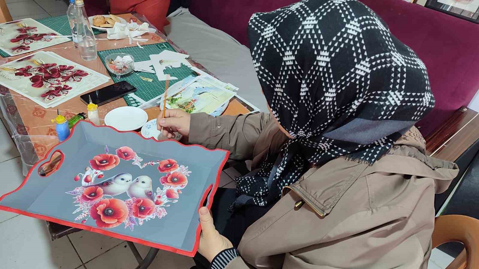 yasli kadin kurslarda ureterek huzur buldu 2 FvRpLcpW