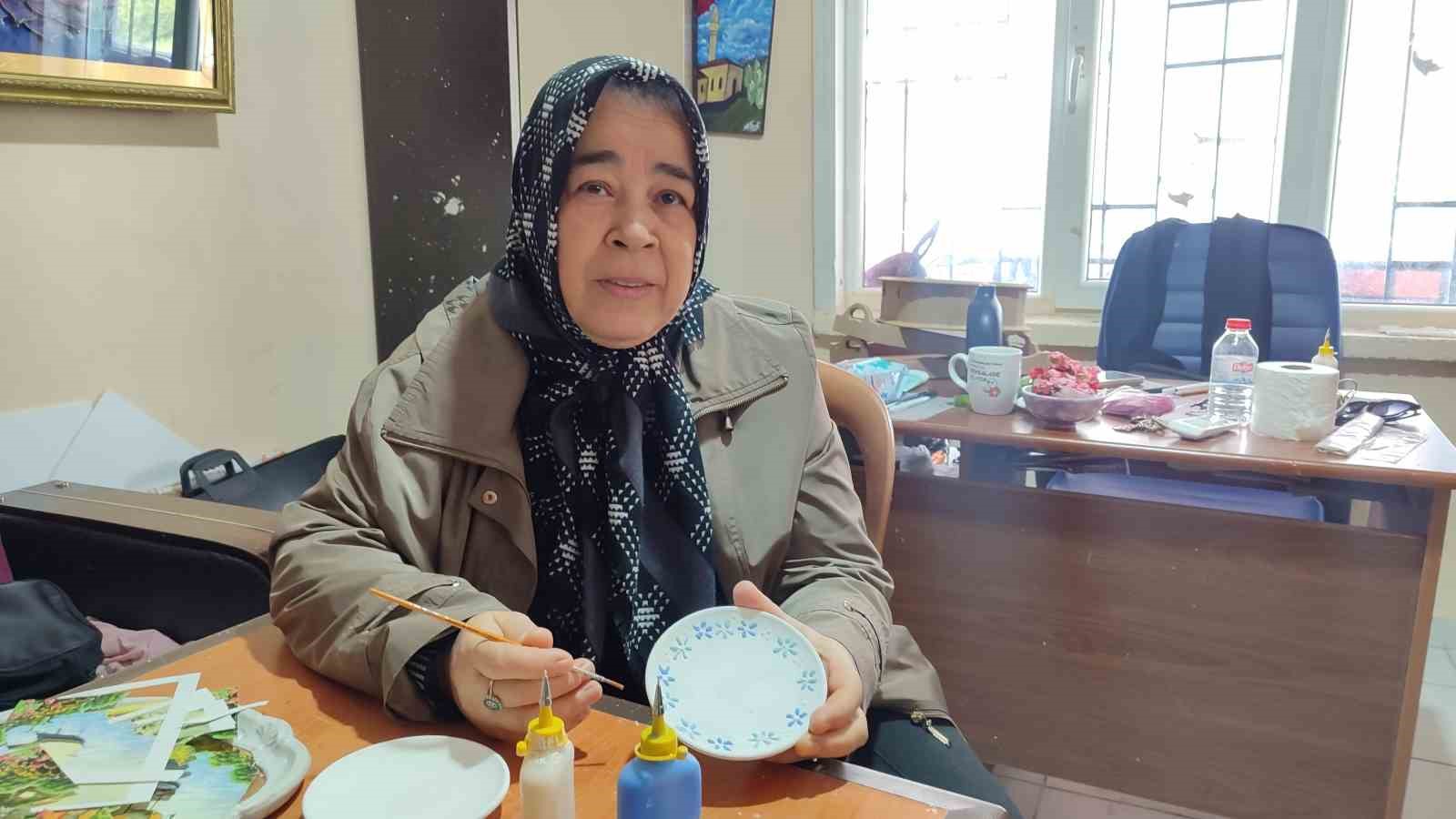 yasli kadin kurslarda ureterek huzur buldu 4 jIV37Wec