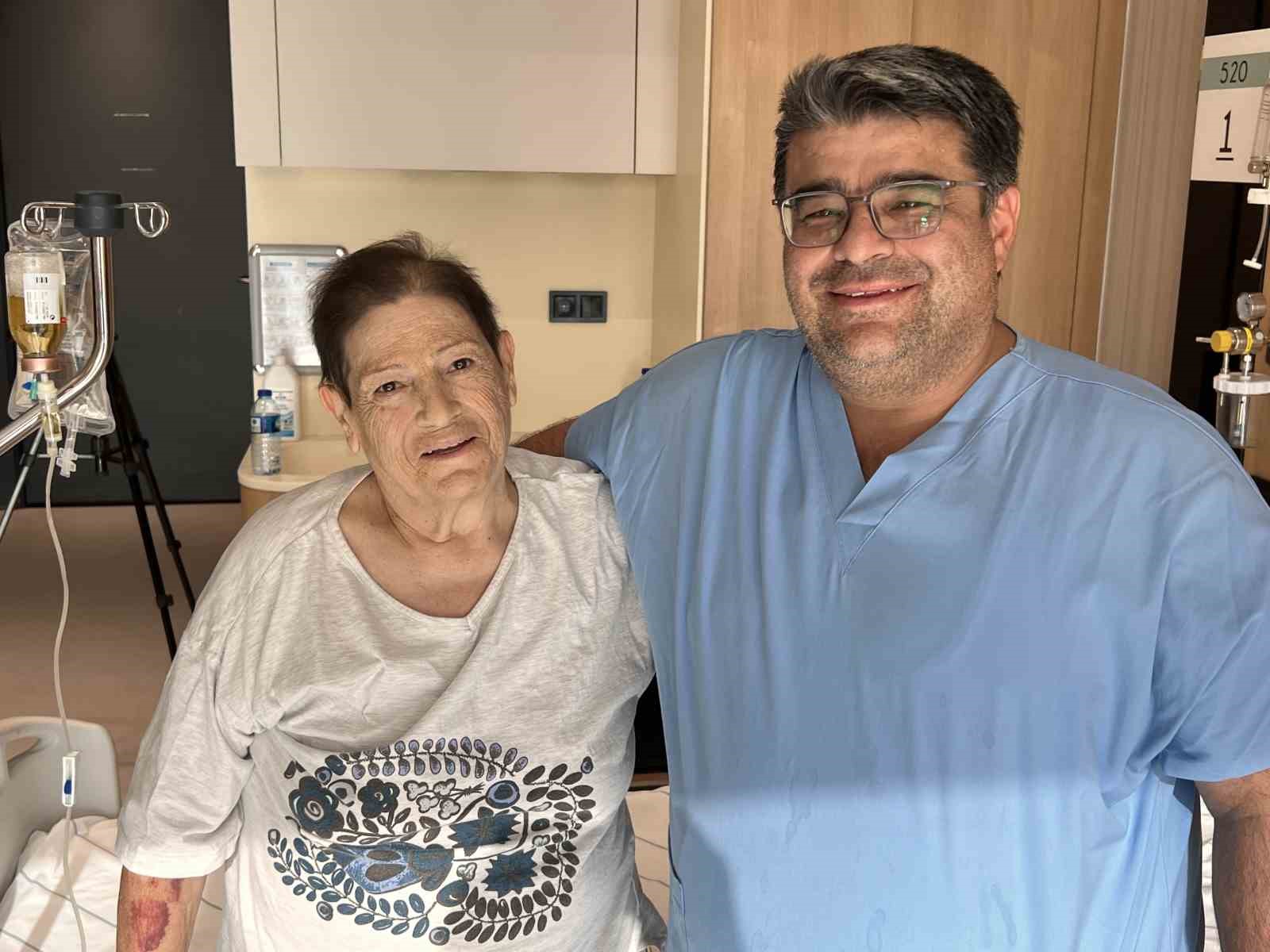 yasli kadin omurga kirigi ameliyati sonrasi yeniden yurumeye basladi 2 j81MZbLQ