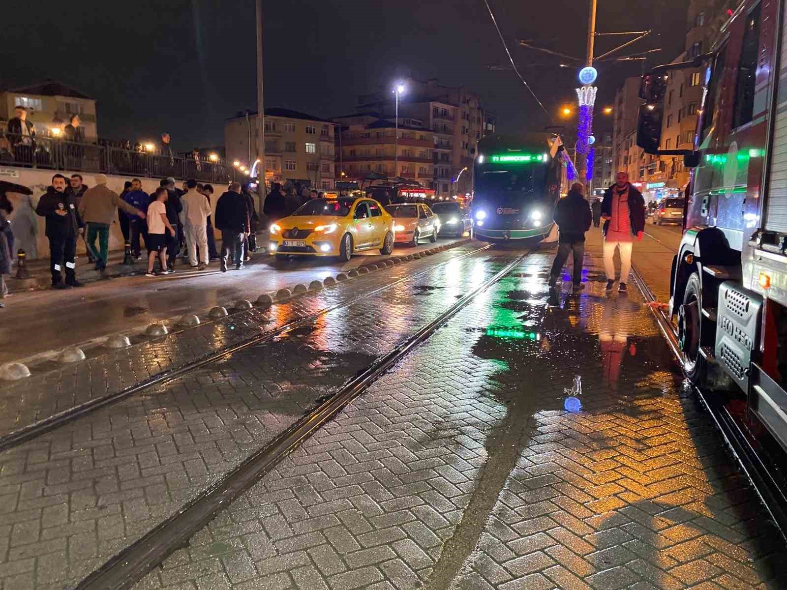 yasli kadin yolun karsisina gecmek isterken tramvayin altinda kaldi 3 YC6cX2TC
