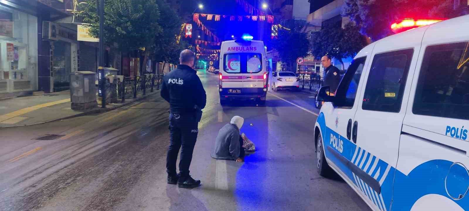 Yaşlı kadına otomobille çarpıp olay yerinden kaçan sürücü kayıplara karıştı 4 yasli kadina otomobille carpip olay yerinden kacan surucu kayiplara karisti 0 XwgblZDg