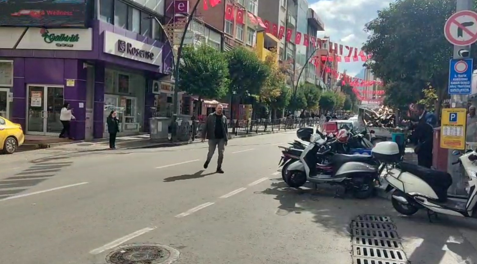 Yaşlı kadına otomobille çarpıp olay yerinden kaçan sürücü kayıplara karıştı 5 yasli kadina otomobille carpip olay yerinden kacan surucu kayiplara karisti 1 IYgcbPM2