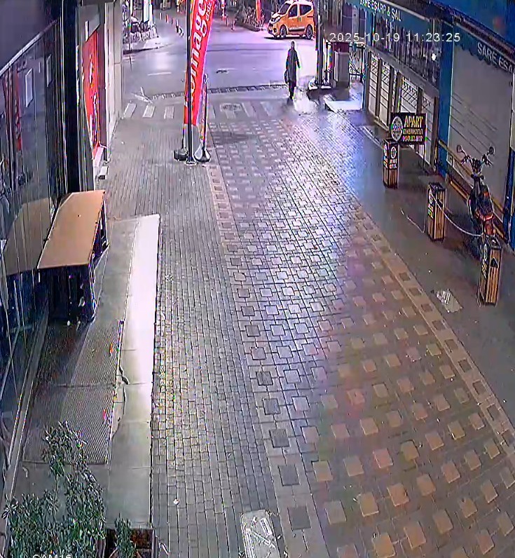 Yaşlı kadına otomobille çarpıp olay yerinden kaçan sürücü kayıplara karıştı 6 yasli kadina otomobille carpip olay yerinden kacan surucu kayiplara karisti 2 Az8g1PkU
