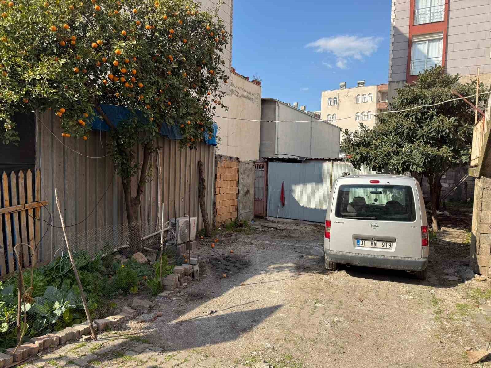 yasli kadini altinlari icin darp edip agir yaraladilar 1 gs5WwsU7