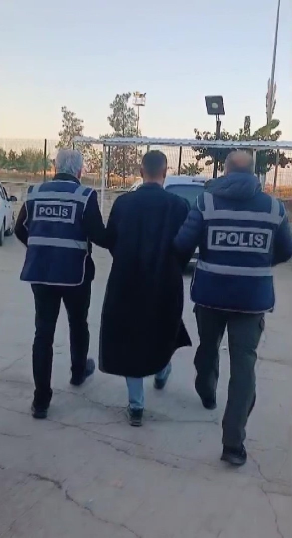 Yaşlı kadını bir hafta içinde 2 defa ağlarına düşürdüler: 3,5 milyonluk vurgunun tüm şüphelileri yakalandı 6 yasli kadini bir hafta icinde 2 defa aglarina dusurduler 35 milyonluk vurgunun tum suphelileri RFqPaM8I