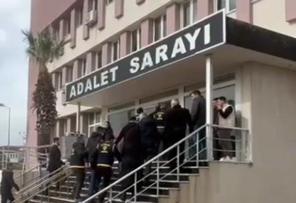 yasli kadini dolandirmak isteyen sahte baskomiser ve sahte savci gercek polislere yakalandi 0 yDCaRlmK