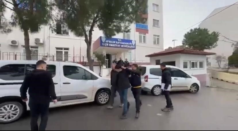 yasli kadini dolandirmak isteyen sahte baskomiser ve sahte savci gercek polislere yakalandi 3 i9HwttYc