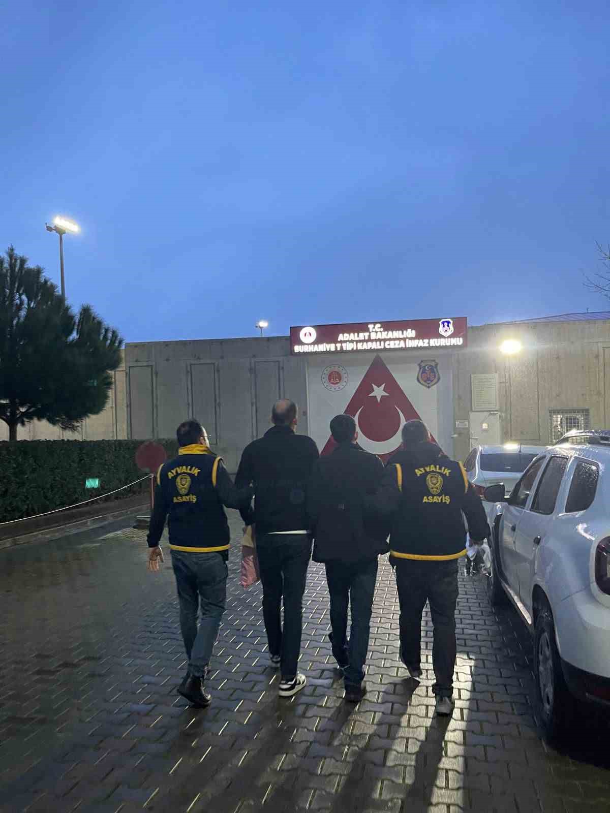 yasli kadini dolandirmak isteyen sahte baskomiser ve sahte savci gercek polislere yakalandi 5 kLC6n75Y