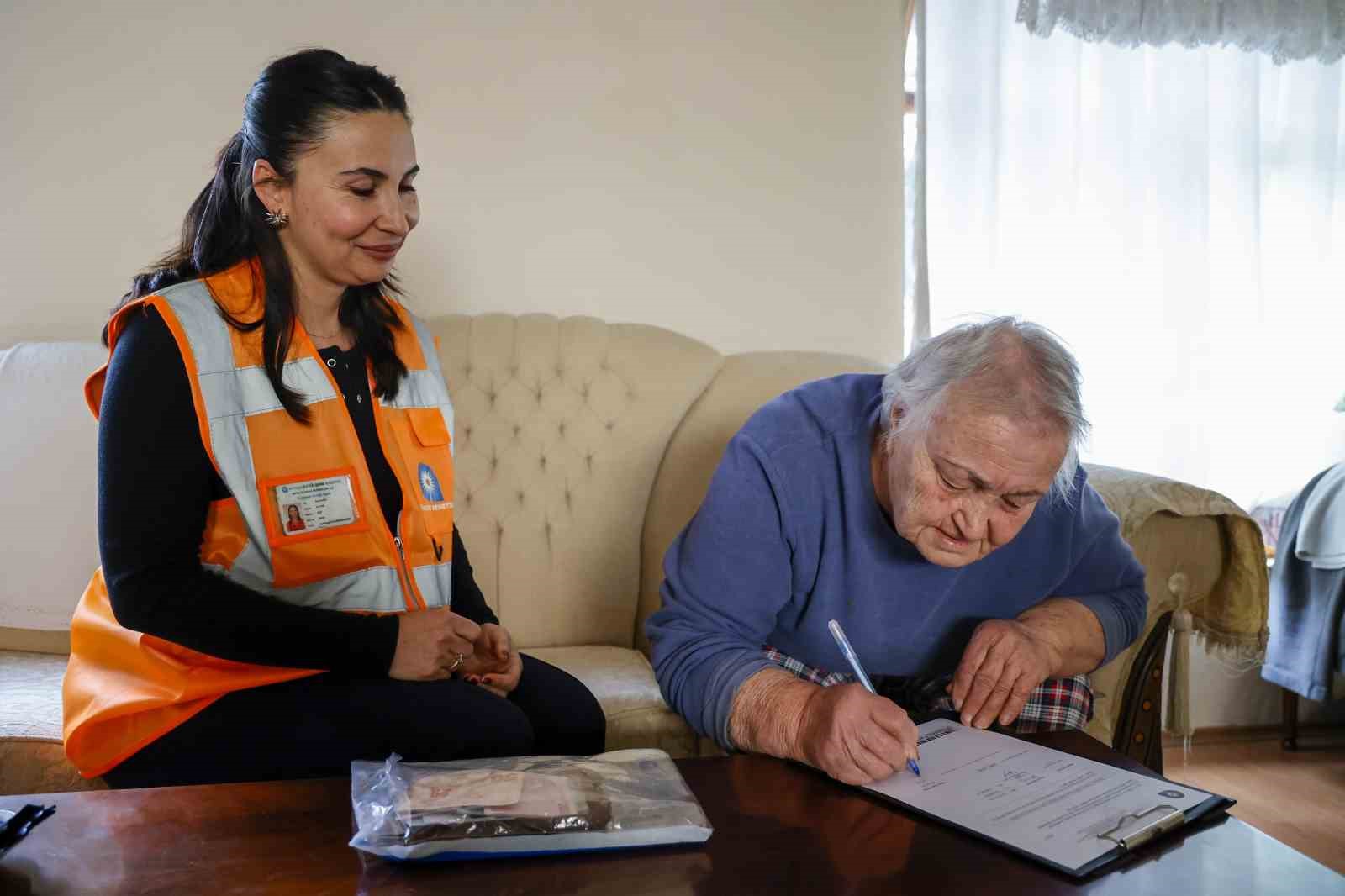 yasli kadinin bindigi otobuste unuttugu cuzdan evine kadar getirilip teslim edildi 2