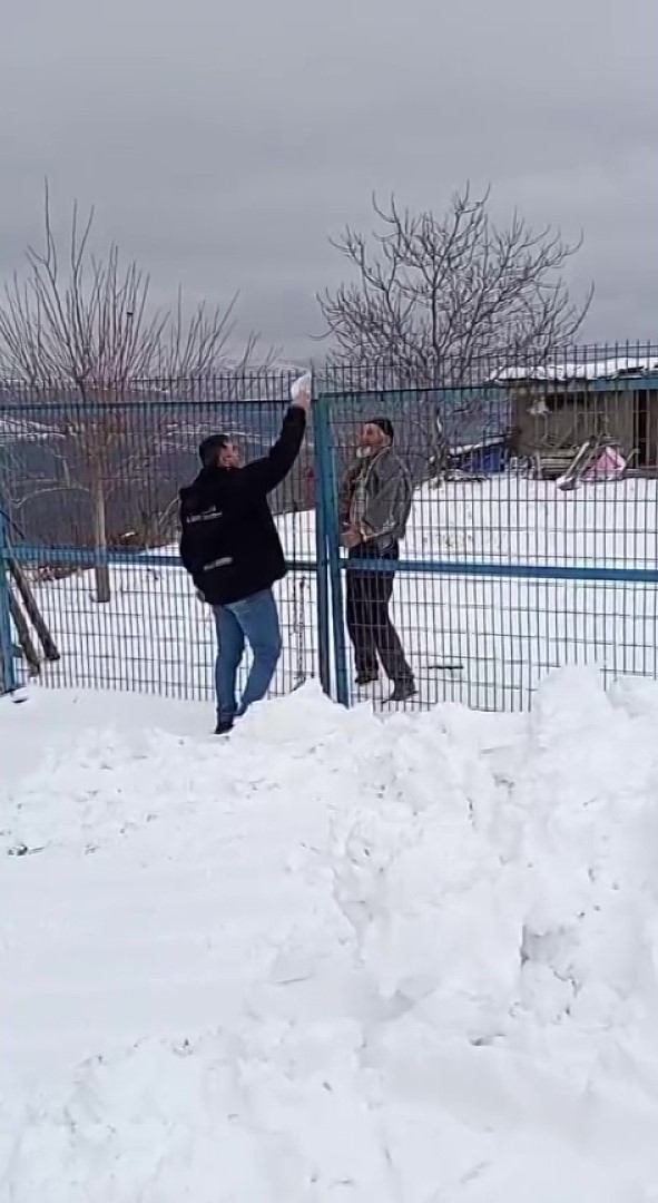 yasli kadinin ilaclari yolu karla kaplanan mezraya kepceyle ulastirildi 0 TaKHsDsK
