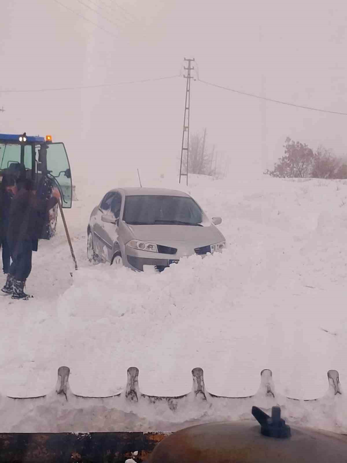 yasli kadinin ilaclari yolu karla kaplanan mezraya kepceyle ulastirildi 3 SDjIOk8n