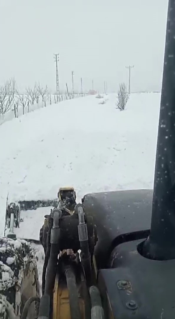 yasli kadinin ilaclari yolu karla kaplanan mezraya kepceyle ulastirildi 4 24FCbQW4