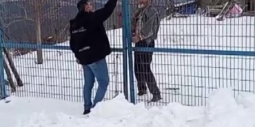 yasli-kadinin-ilaclari-yolu-karla-kaplanan-mezraya-kepceyle-ulastirildi-VvfKwHwV.jpg