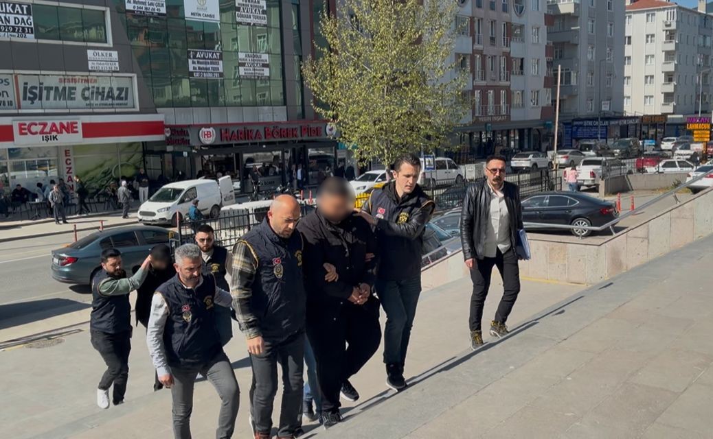 yasli kadinlari milyonluk vurgunla dolandirmislar 0 vk8f2IIL