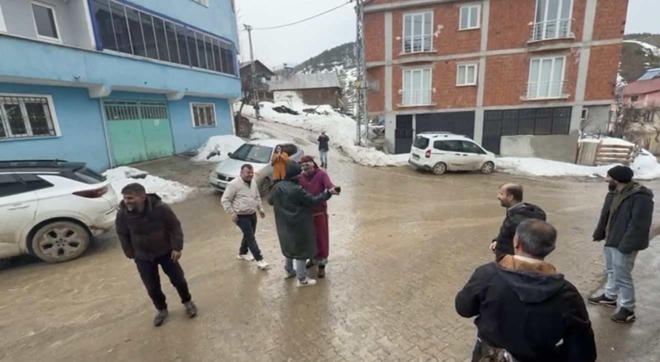 Yaşlılar anlattı, gençler oynadı: Asırlık saya oyunu yeniden sahnelendi 5 yaslilar anlatti gencler oynadi asirlik saya oyunu yeniden sahnelendi 1