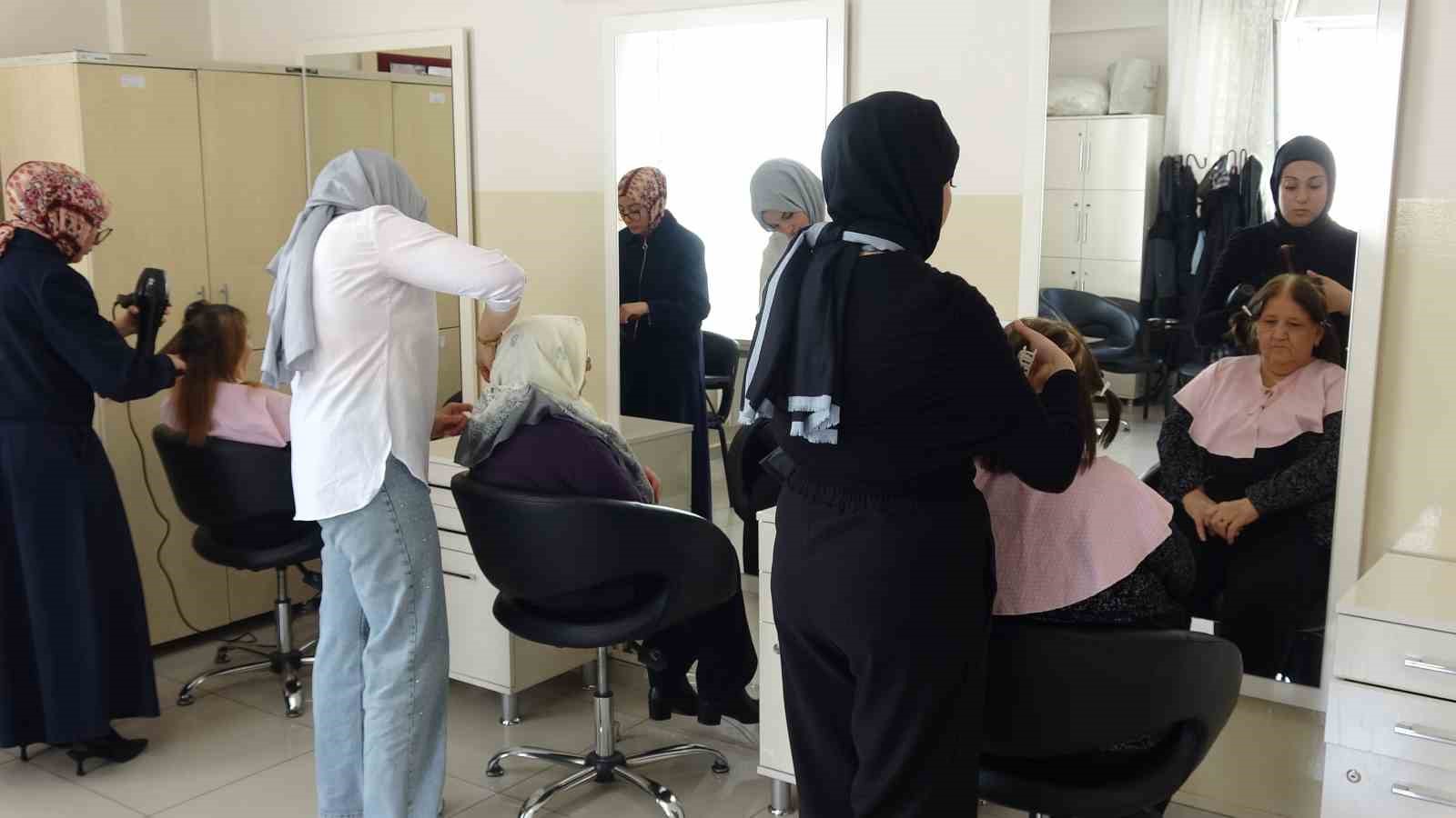yaslilar hayatlarinda ilk defa kuaforde bakim yaptirdi 0 cdcZWVOt