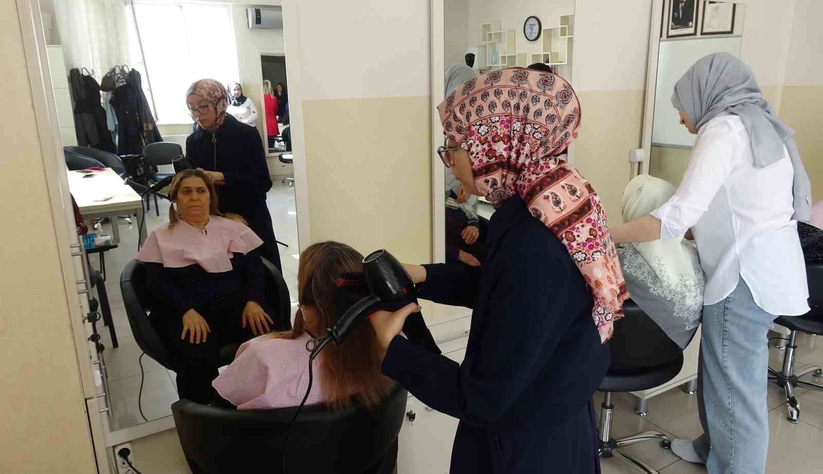 yaslilar hayatlarinda ilk defa kuaforde bakim yaptirdi 1 MCHbIrmf