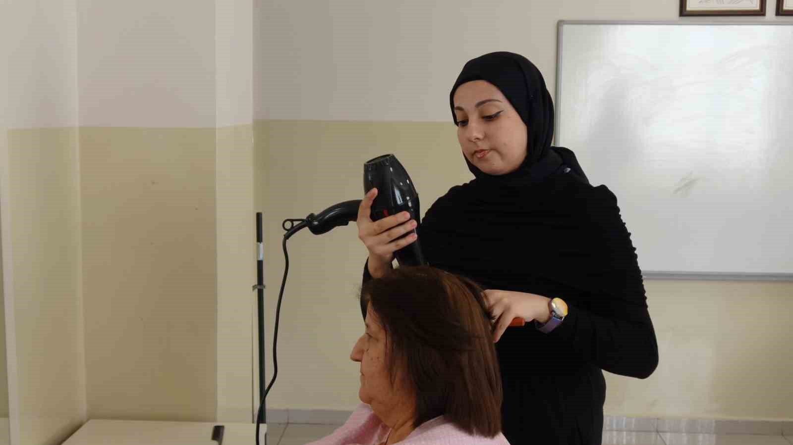 yaslilar hayatlarinda ilk defa kuaforde bakim yaptirdi 2