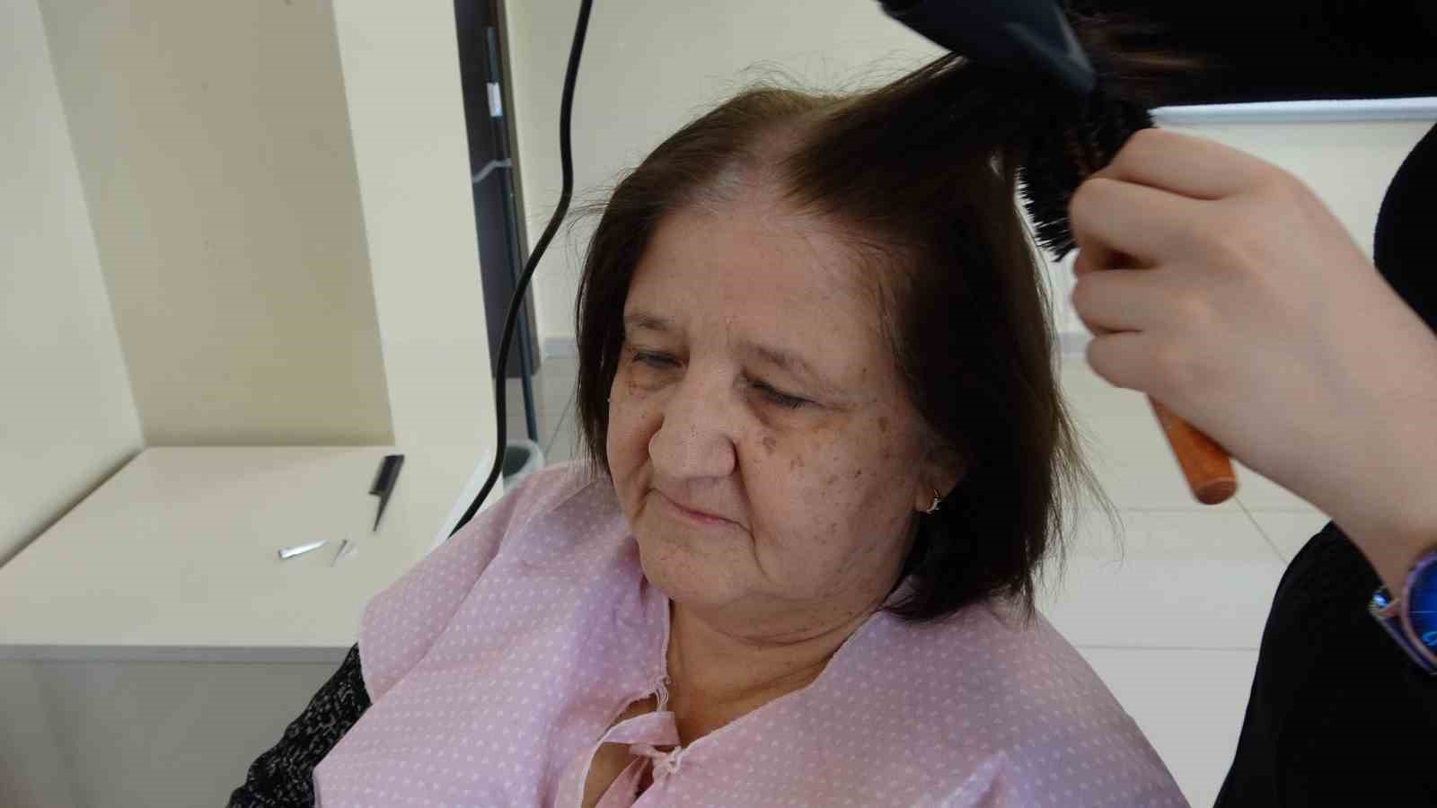 yaslilar hayatlarinda ilk defa kuaforde bakim yaptirdi 3