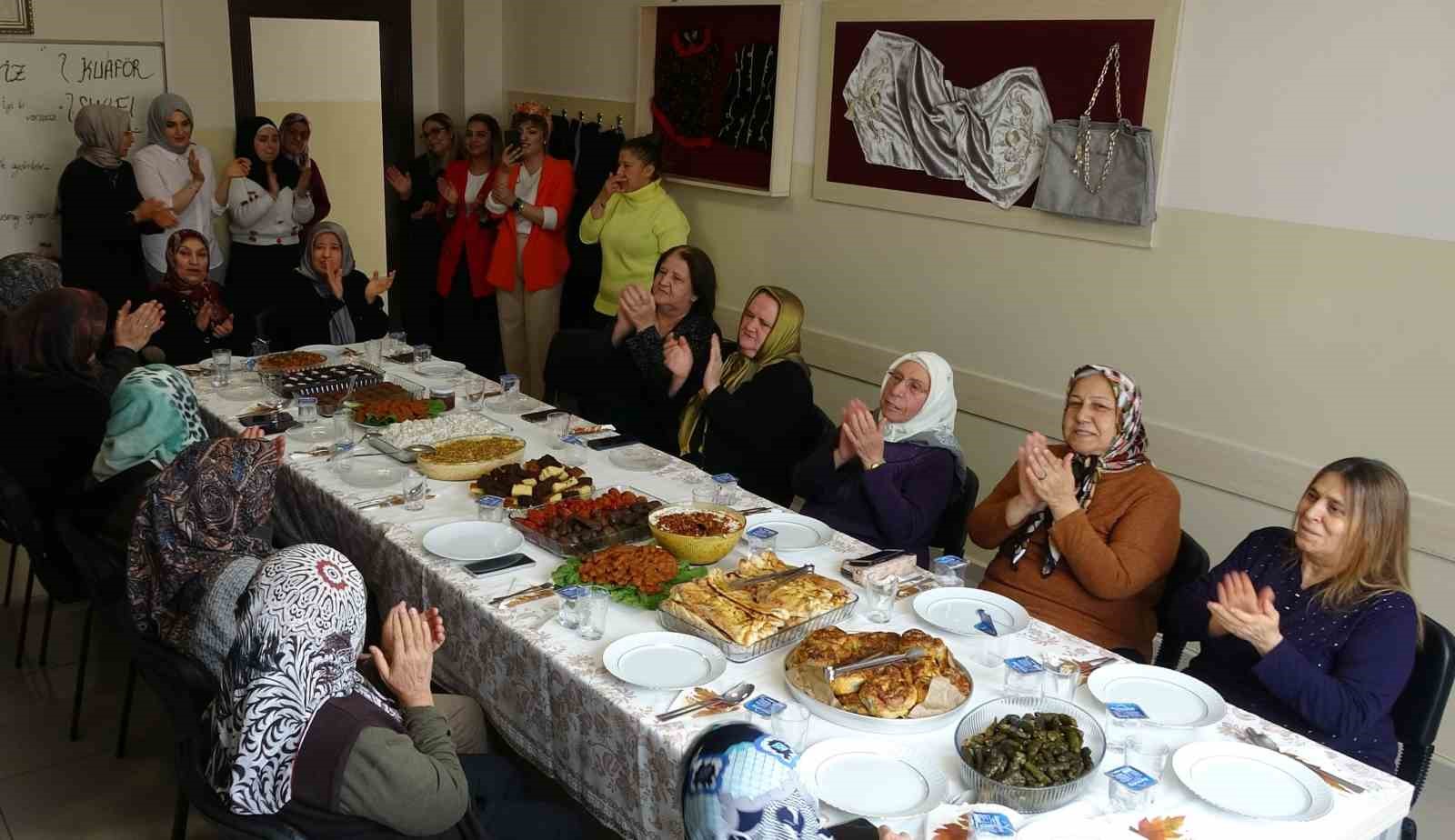 yaslilar hayatlarinda ilk defa kuaforde bakim yaptirdi 6 ZUzM1i4D