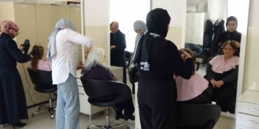 yaslilar-hayatlarinda-ilk-defa-kuaforde-bakim-yaptirdi-7D25fxU4.jpg