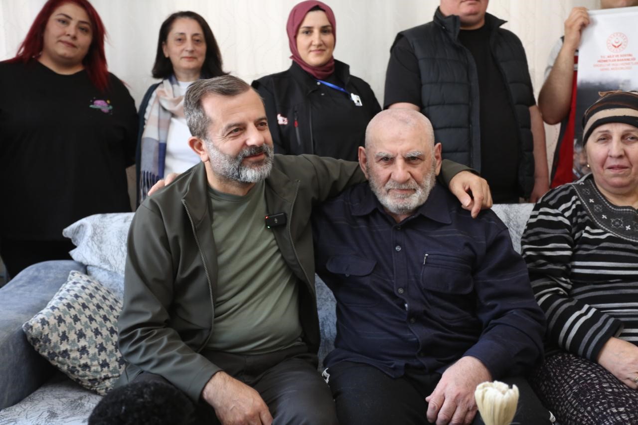yaslilarin ayagina doktor berber ve tesisatci gitti dunyalar onlarin oldu 1 aCuw7Sbb