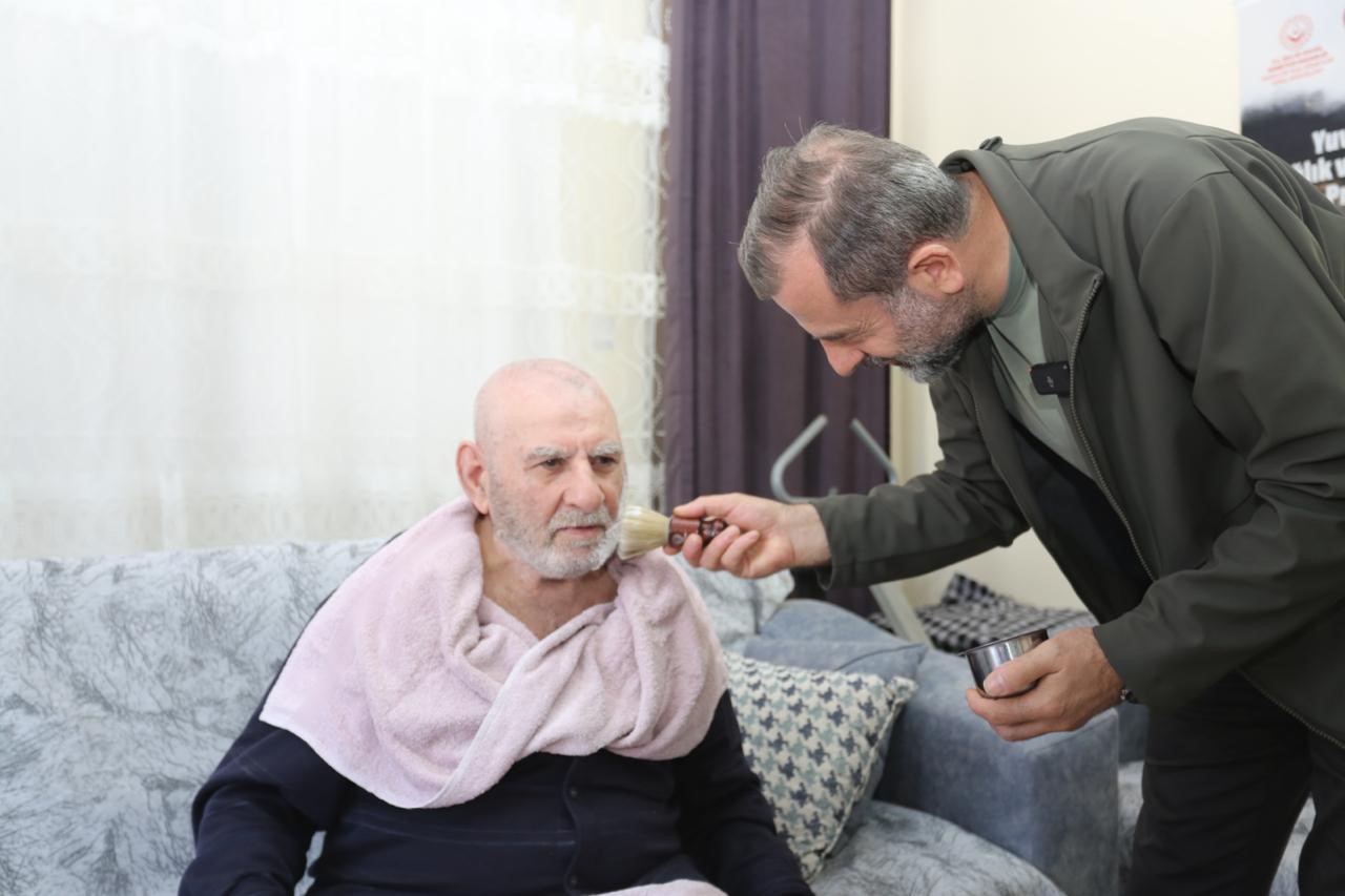yaslilarin ayagina doktor berber ve tesisatci gitti dunyalar onlarin oldu 2 FVAF6s4O