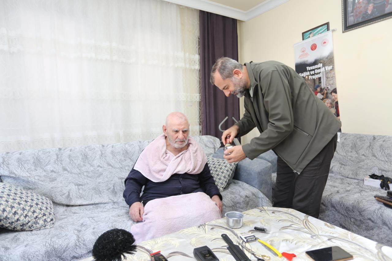 yaslilarin ayagina doktor berber ve tesisatci gitti dunyalar onlarin oldu 3 m1TfHdK2