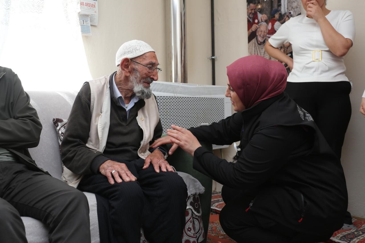 yaslilarin ayagina doktor berber ve tesisatci gitti dunyalar onlarin oldu 6 TJFNFhAL