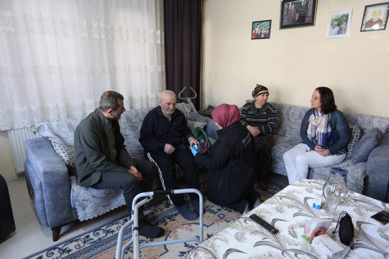 yaslilarin ayagina doktor berber ve tesisatci gitti dunyalar onlarin oldu 7 Oi6Lvgdm