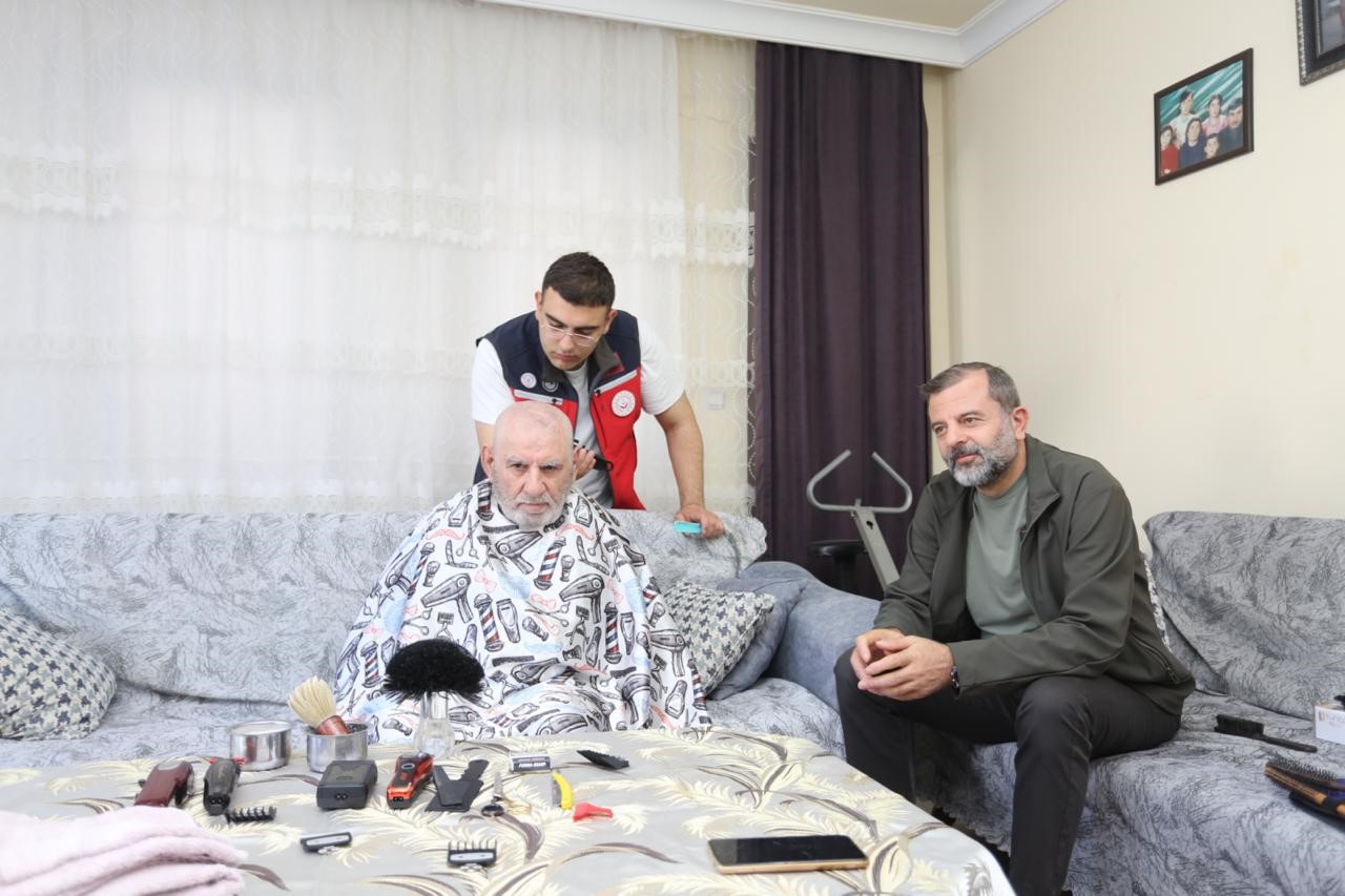 yaslilarin ayagina doktor berber ve tesisatci gitti dunyalar onlarin oldu 8 Tj7aM5Vc