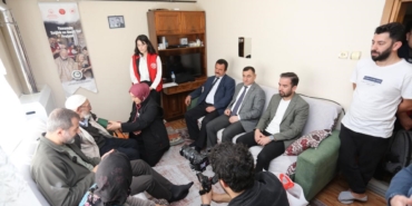 yaslilarin-ayagina-doktor-berber-ve-tesisatci-gitti-dunyalar-onlarin-oldu-P2CJIdbR.jpg