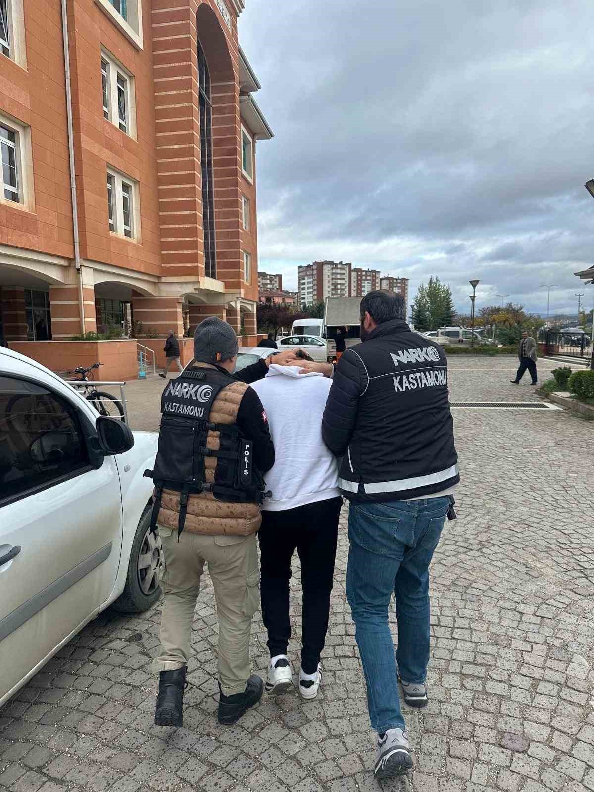 yatagin altina uyusturucuyla yakalanan saniga 18 yil 9 ay hapis cezasi 1 wdLaiDy1