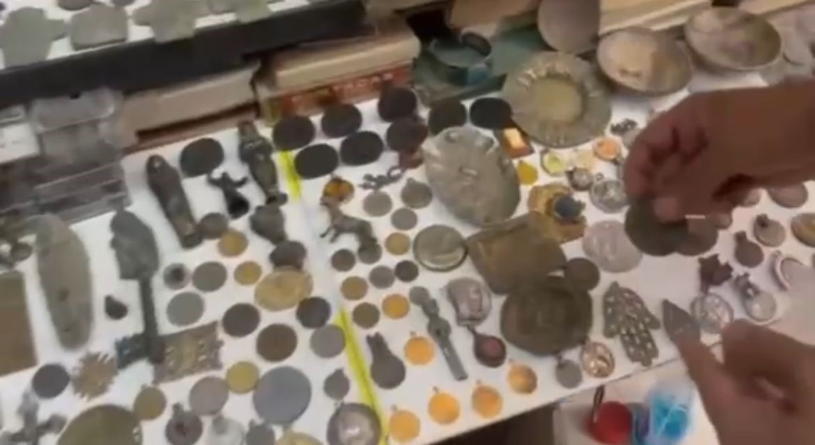 Yatak odasından Bizans ve Osmanlı dönemine ait hazine çıktı 5 yatak odasindan bizans ve osmanli donemine ait hazine cikti 1