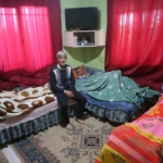yatalak-anne-ve-babasiyla-birlikte-zihinsel-engelli-kardesine-umut-olan-hayirli-evlat-takdir-topluyor-4wy6zOmX.jpg