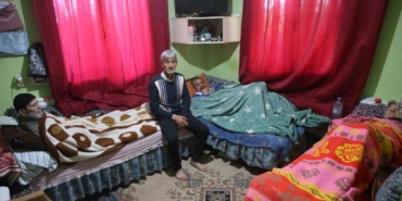 yatalak-anne-ve-babasiyla-birlikte-zihinsel-engelli-kardesine-umut-olan-hayirli-evlat-takdir-topluyor-4wy6zOmX.jpg