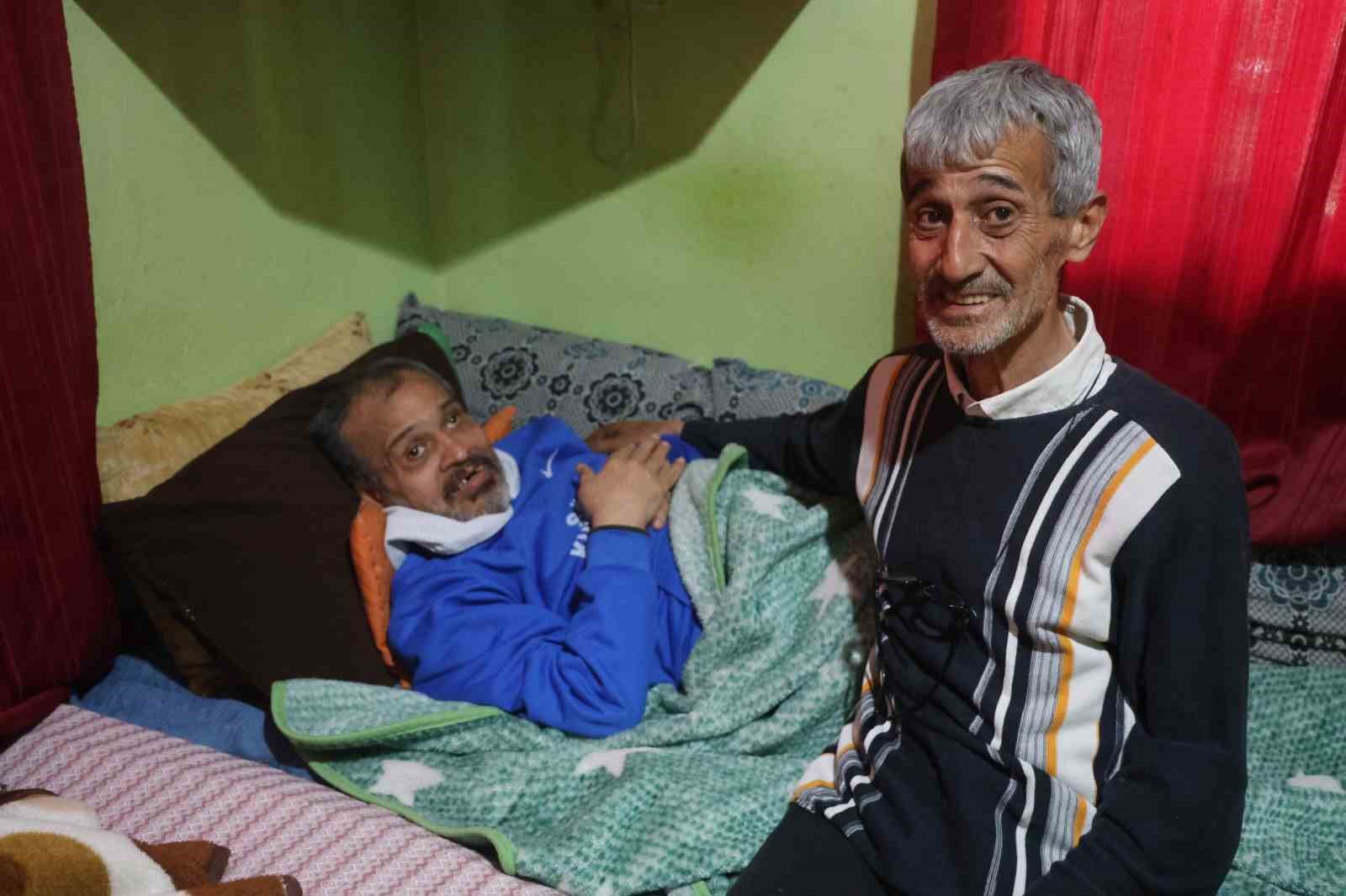 Yatalak anne ve babasıyla birlikte zihinsel engelli kardeşine umut olan hayırlı evlat takdir topluyor 7 yatalak anne ve babasiyla birlikte zihinsel engelli kardesine umut olan hayirli evlat takdir topluyor Xa26XdMf