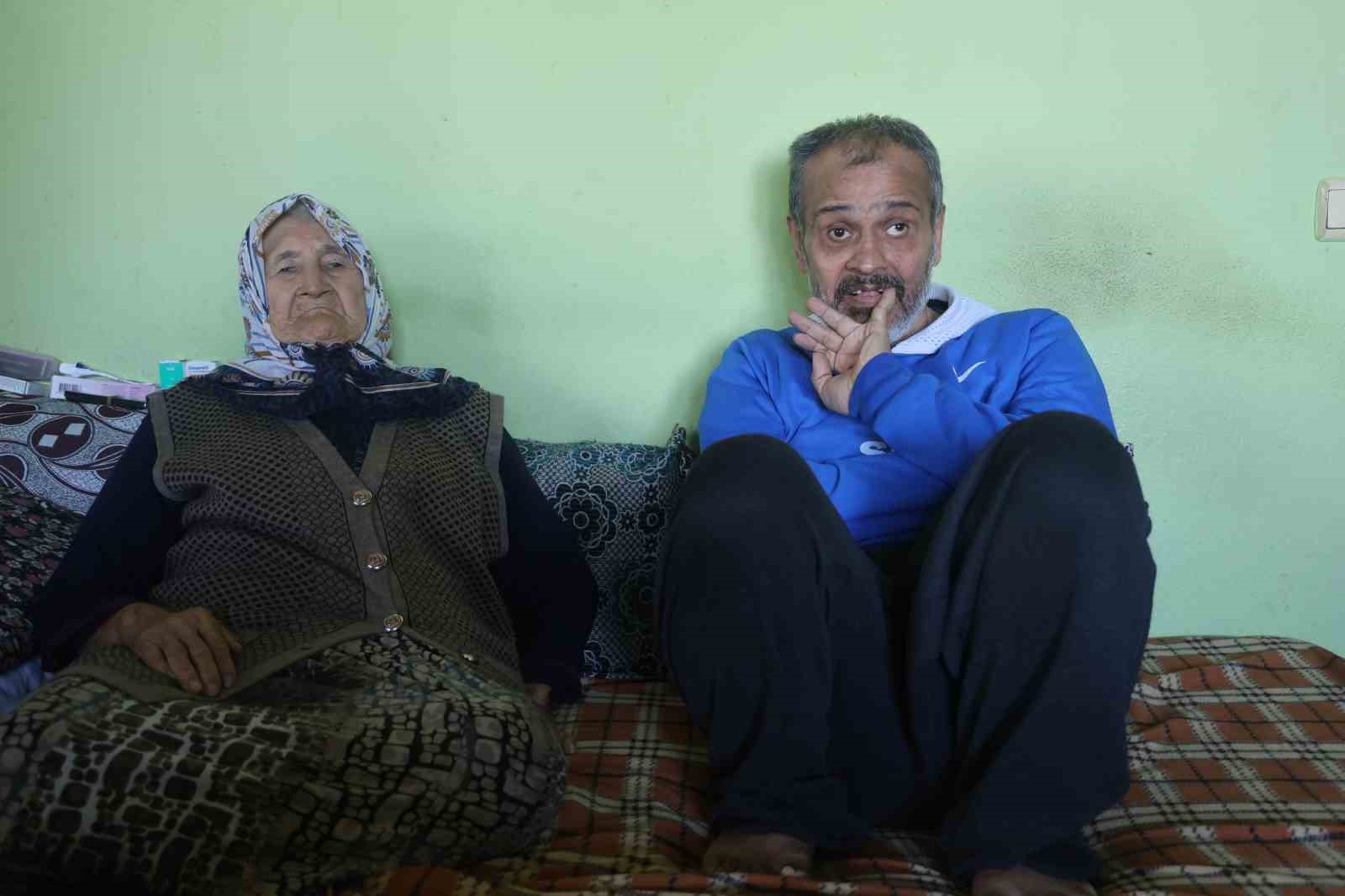 Yatalak anne ve babasıyla birlikte zihinsel engelli kardeşine umut olan hayırlı evlat takdir topluyor 6 yatalak anne ve babasiyla birlikte zihinsel engelli kardesine umut olan hayirli evlat takdir topluyor uR6HyRyu