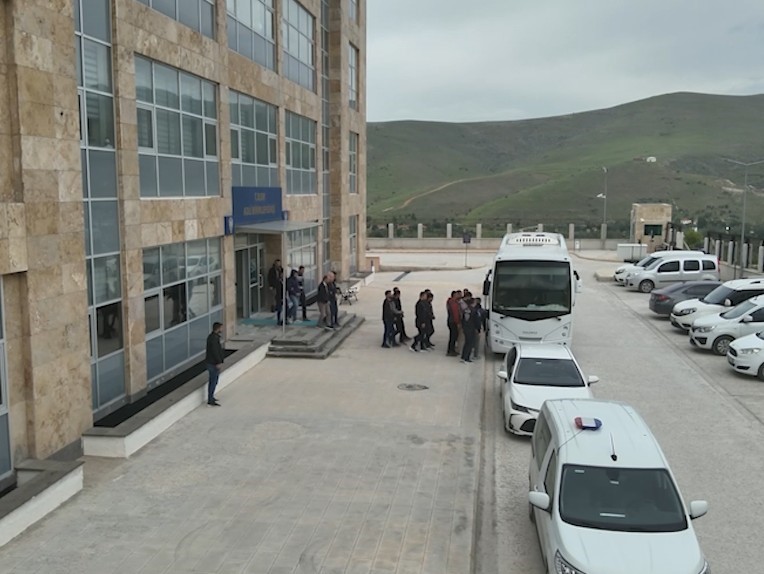 yatirim vaadiyle dolandiran sebekeye operasyon 18 tutuklama 0 XjzIv9HH